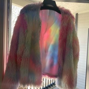 Fuzzy jacket w clasp at neck
